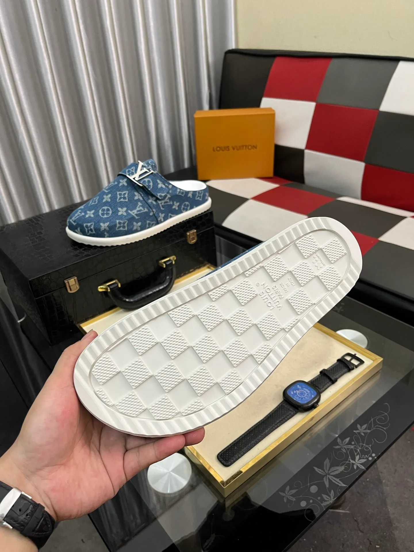Men's shoes 💰380⌚️⌚️2025 new men's casual sandals and slippers, made of suede cow leather, with Monogram pattern to highlight the trendy style. Adjustable straps illuminated with LV letters, while a resilient insole and micro outsole provide lightweight comfort. Made of suede cow leather with embossed Monogram pattern and brand element metal hardware✅Adjustable straps➕Tough insole‼ ️Micro outsole. Comfortable and easy to wear‼ ️size: 38-443️⃣Colors available